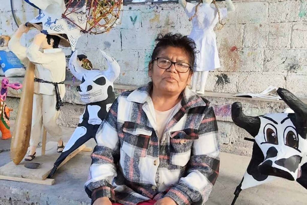 Brígida Martínez explicó que niñas, niños y jóvenes se han interesado en aprender a forrar y pintar los toritos
