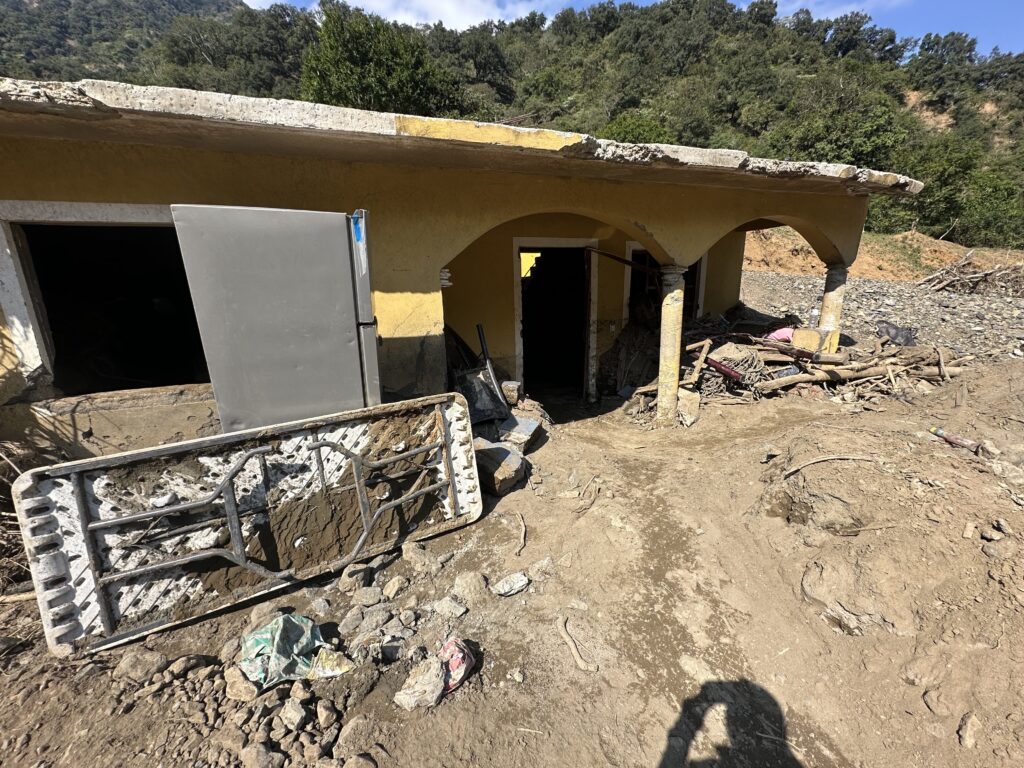 El primer piso de la casa de Alberto quedó bajó la tierra y el lodoFoto: Carmen Hernández