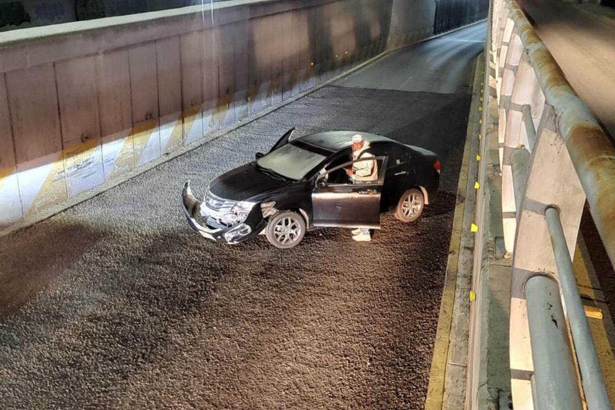 El accidente ocurrió en el tramo del Río de las Avenidas donde esta mañana se realizaron trabajos de riego de sello