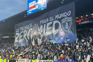 Bombos, banderas y cánticos cambiaron la forma de vivir el futbol en el estadio Hidalgo.