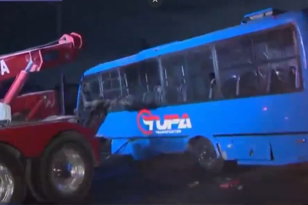 En la autopista México–Pachuca, un autobús impactó el muro de contención, lo que provocó una volcadura