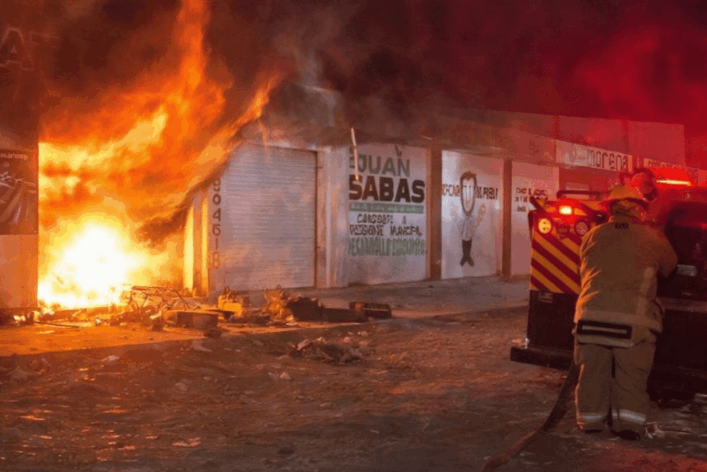 El fuego provocó daños materiales en un taller mecánico de San Agustín Tlaxiaca