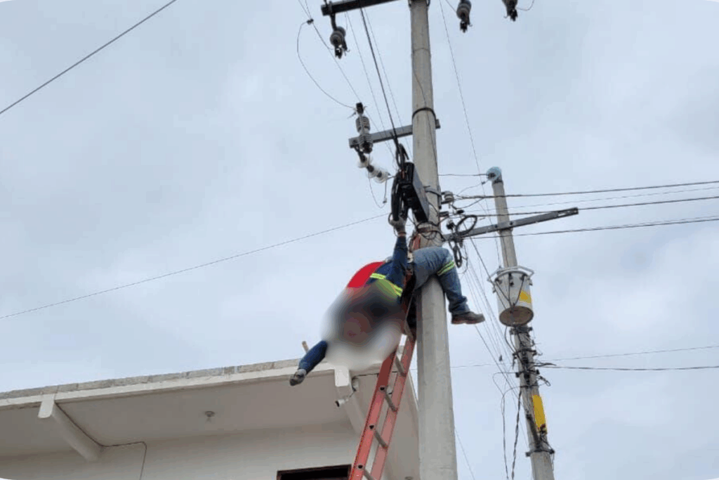 El accidente ocurrió mientras el trabajador realizaba labores en un poste