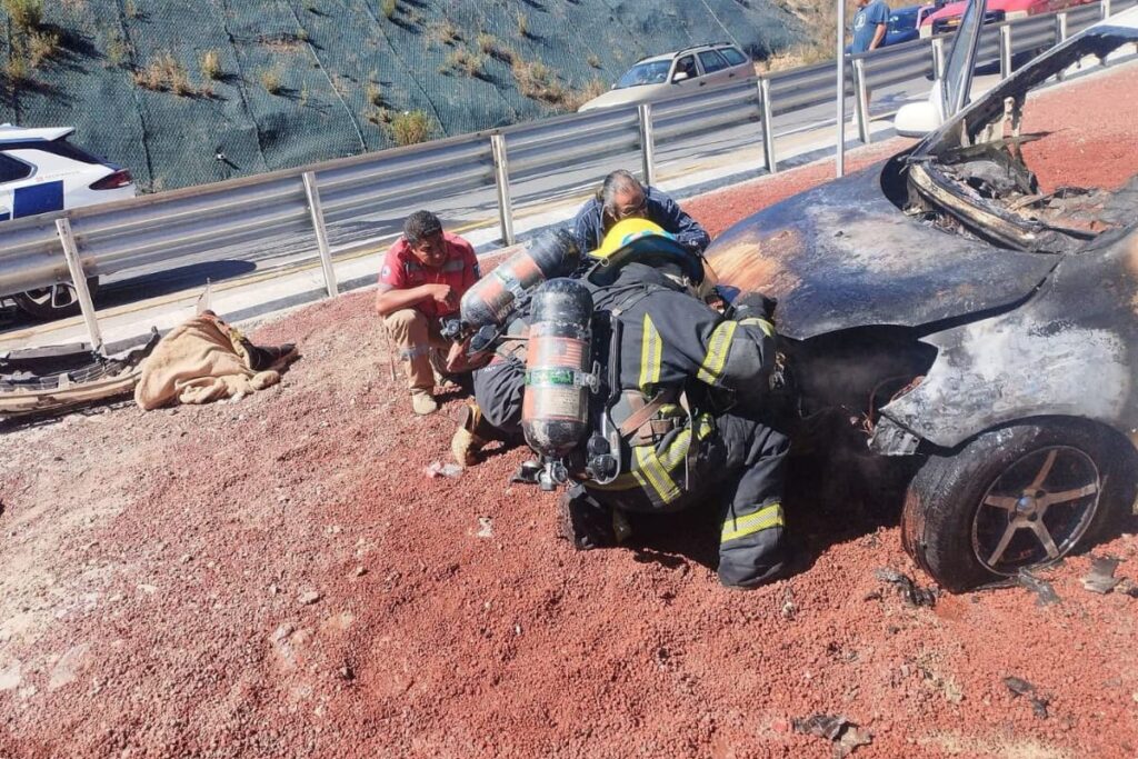 Incendio vehicular atendido por bomberos de Hidalgo