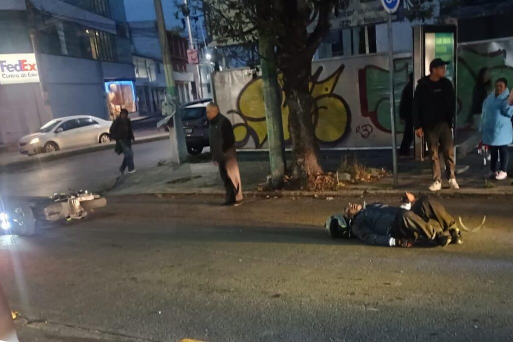 El motociclista recibió atención médica en el lugar tras el percance en Pachuca