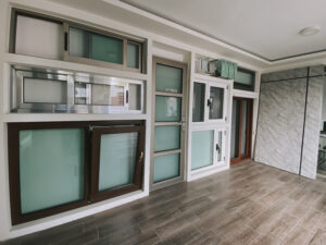 La empresa se especializa en la fabricación e instalación de puertas y ventanas de aluminio y PVC, así como en la ejecución de todo tipo de trabajos con cristal templado.