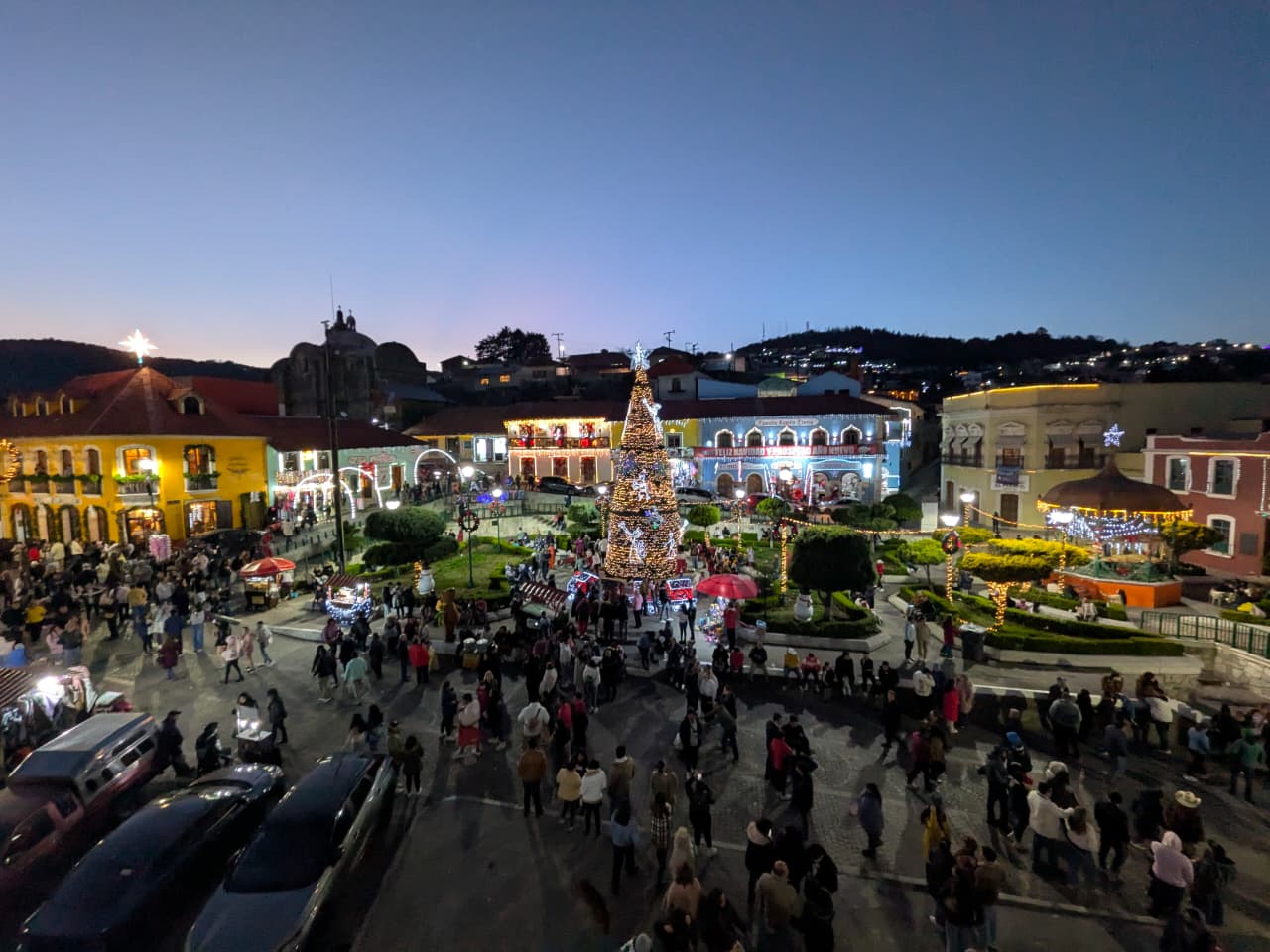 Afluencia de visitantes en el centro histórico de Real del Monte durante el primer día de 2026