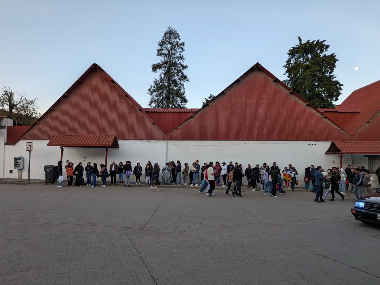 Visitantes recorren el centro histórico de Real del Monte durante el 1 de enero