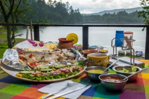 El estado cuenta con pueblos llenos de tradición, donde los visitantes pueden disfrutar de café, platillos típicos y la calidez de sus habitantes.