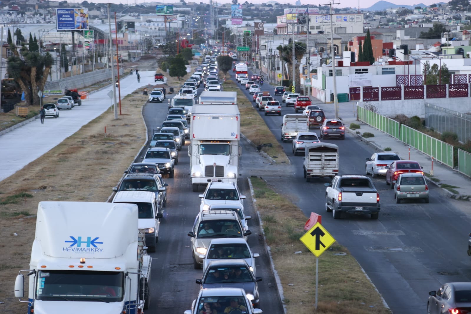 Carga vehícular en el bulevar Santa Catarina por obras
