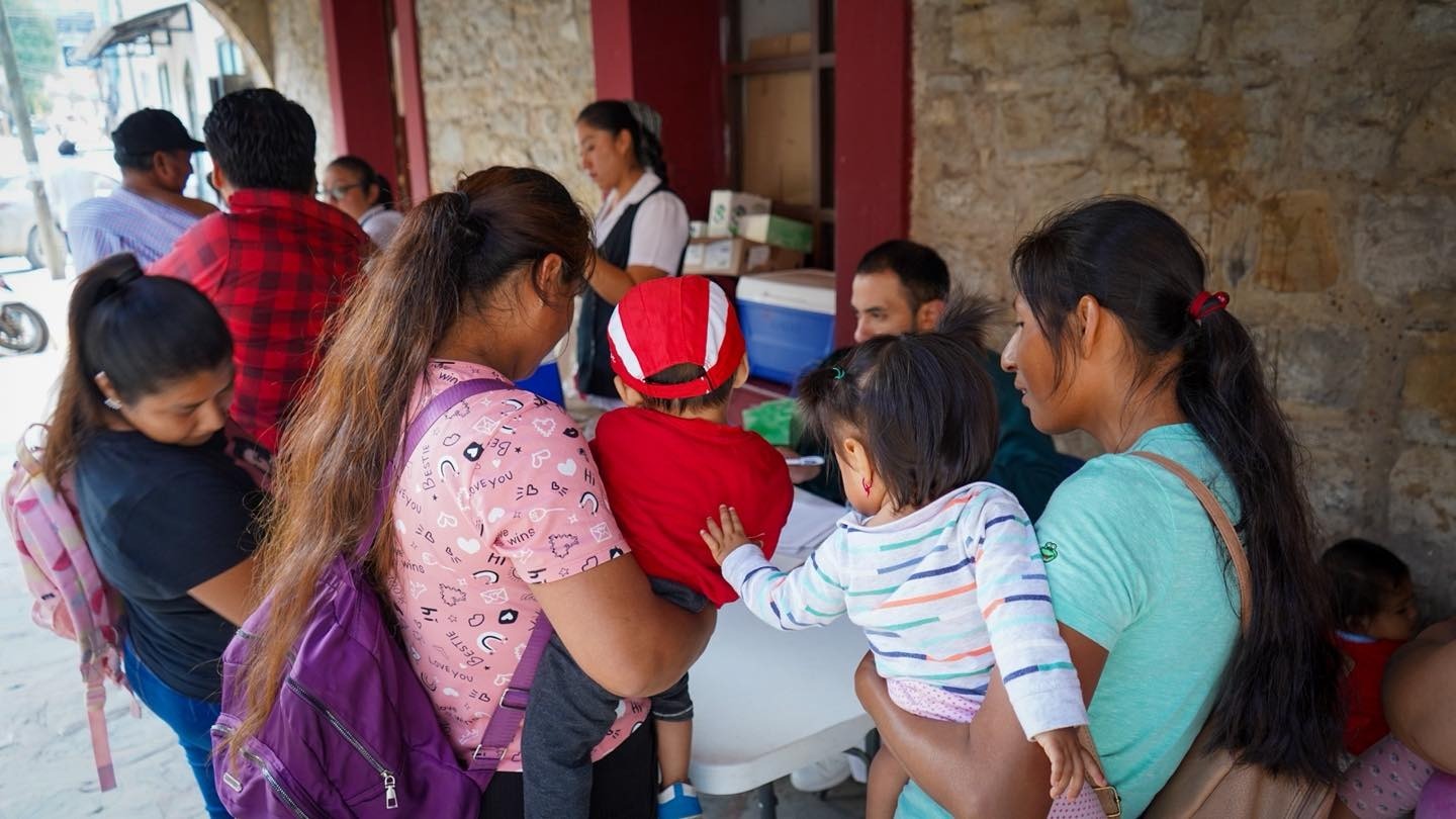 Durante diciembre, el Sistema DIF Huejutla, el gobierno municipal y el IMSS-Bienestar aplicaron 1120 dosis en la Jornada de Vacunación