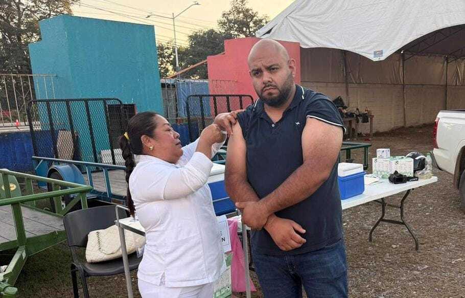 Instalaron un módulo de vacunación en los terrenos de la Feria de Nochebuena, donde personal de IMSS-Bienestar aplicó de manera gratuita vacunas