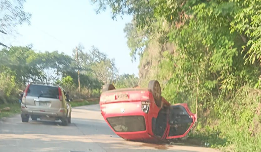 Volcadura en la zona de La Cuesta, carretera Huautla–Atlapexco