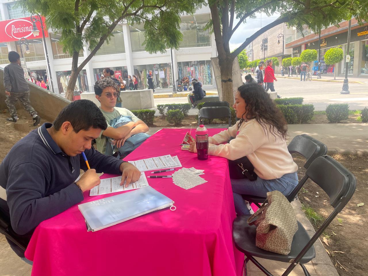 Días por el Empleo en la explanada del Centro Cultural Ricardo Garibay