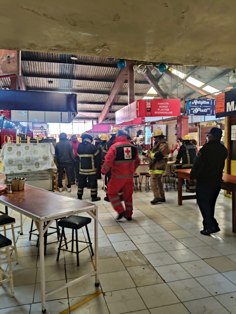 Paramédicos brindan auxilio al herido tras el conato de incendio en Pachuca
