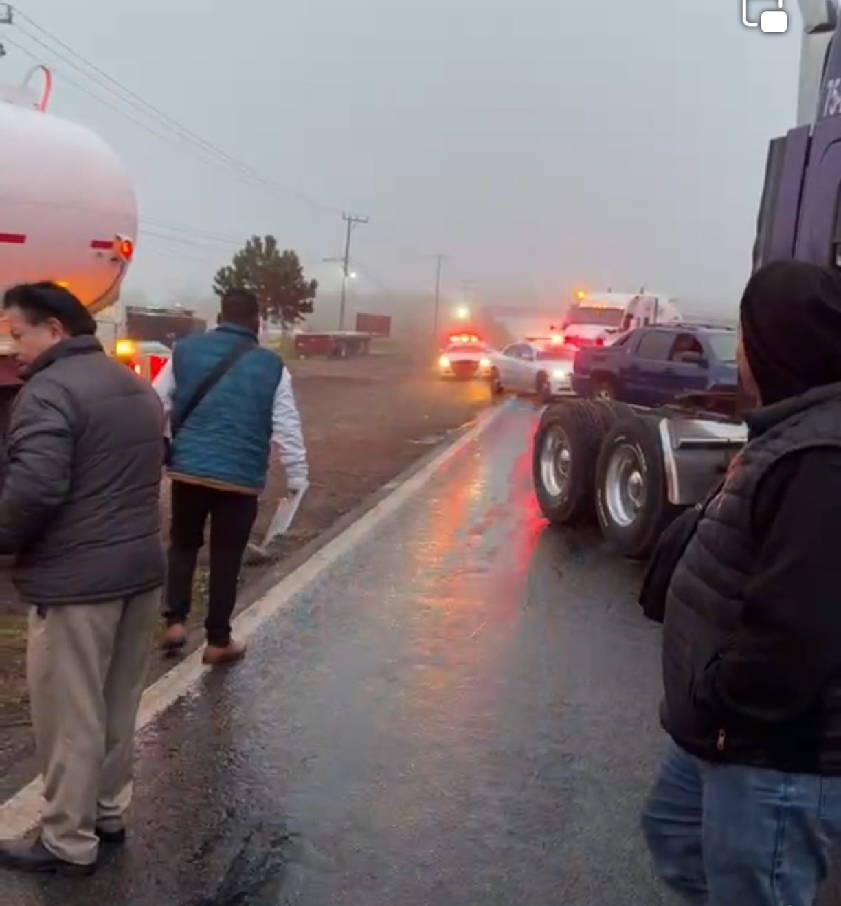 Transportistas de carga pesada durante tres horas aproximadamente mantuvieron bloqueada la carretera federal México-Tuxpan