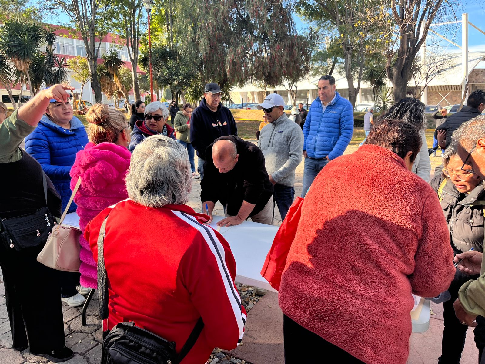 Trabajadores del SUTSPEEH se reunieron frente a la sede sindical este sábado