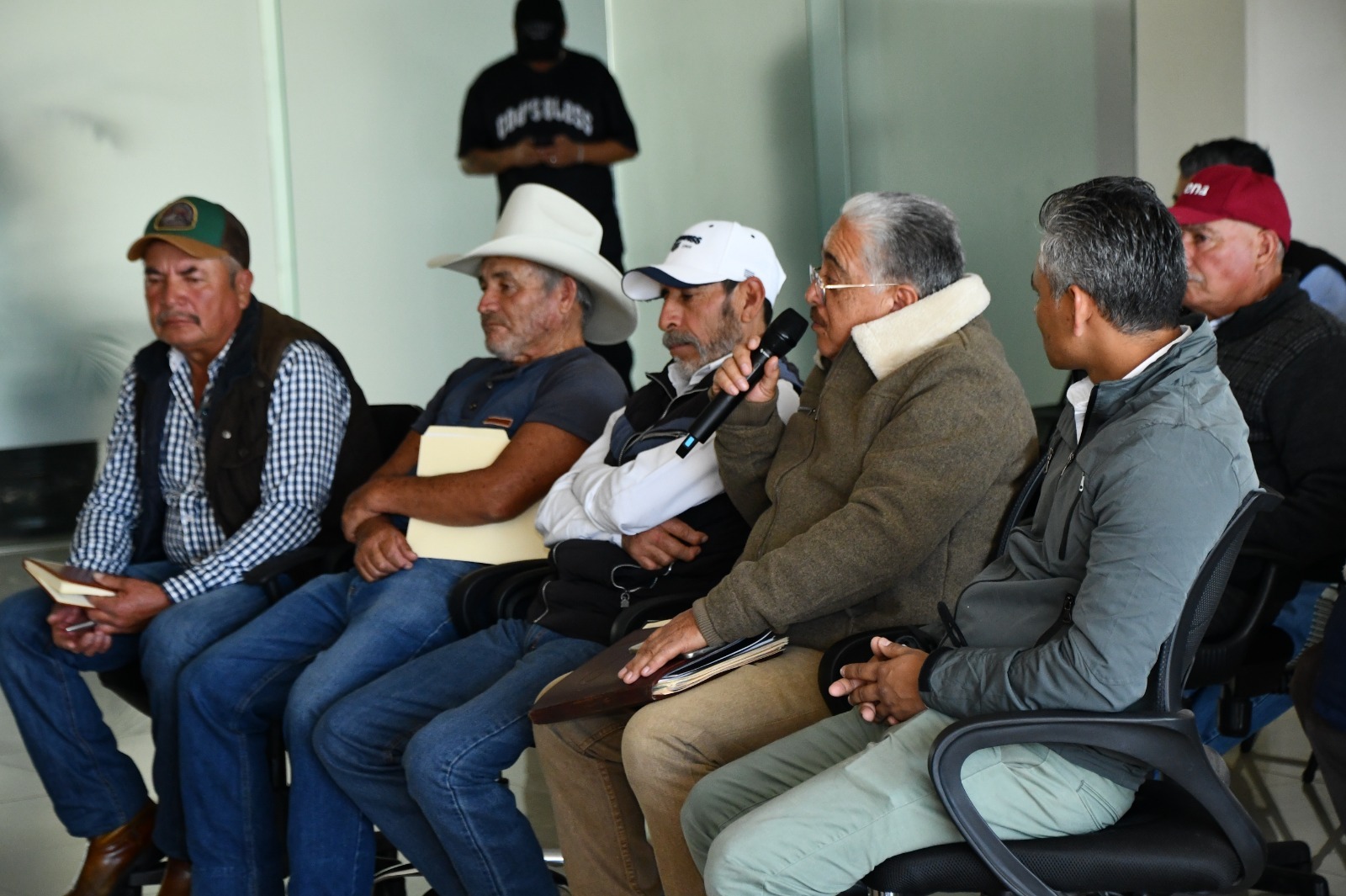 Participantes de la mesa de trabajo discuten los lineamientos para la regulación de panteones comunitarios en Tulancingo