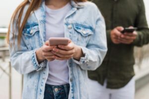 El uso de aluminio reciclado y bioplásticos en smartphones de gama media permite disminuir la extracción de recursos naturales y avanzar hacia una industria tecnológica más sustentable y responsable.