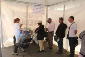 Habitantes de Pachuca se acercan a los módulos de vacunación para aplicarse dosis contra el sarampión y la influenza