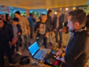 La celebración del Día Nacional del Pulque en Pachuca incluye música alternativa y ska, conferencias sobre identidad comunitaria y espacios de reflexión sobre el pulque como una bebida viva que conecta pasado y presente.