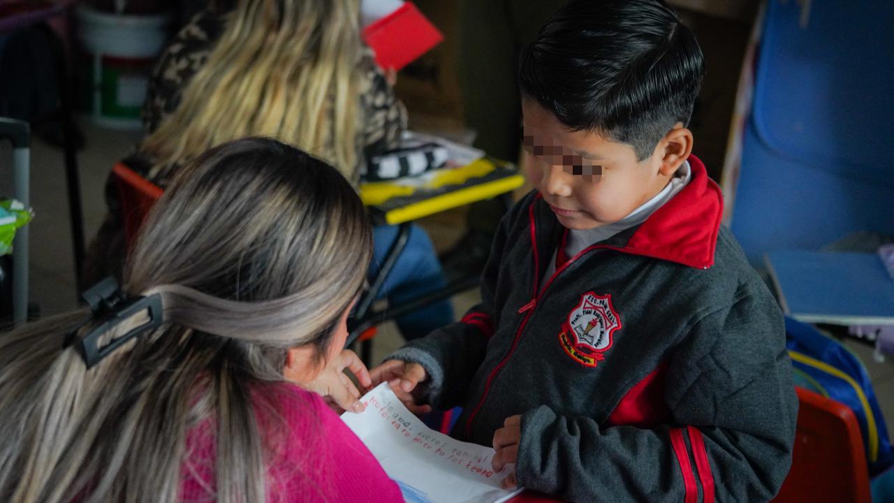 Autoridades municipales junto a los participantes del Taller de Crianza Positiva en Huejutla