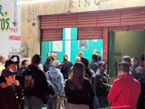 El sold out en la arena Afición activó de inmediato la presencia de revendedores en los alrededores del recinto, un fenómeno que no se presentaba desde hace varias funciones.