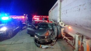 El conductor del vehículo particular perdió la vida de manera inmediata tras el choque, mientras que su acompañante resultó lesionada y fue trasladada a un hospital para su valoración médica.
