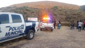 Tras el reporte, bomberos y personal de auxilio acudieron al lugar para realizar labores de búsqueda en el cuerpo de agua, donde finalmente localizaron a los menores de edad ya sin signos vitales.