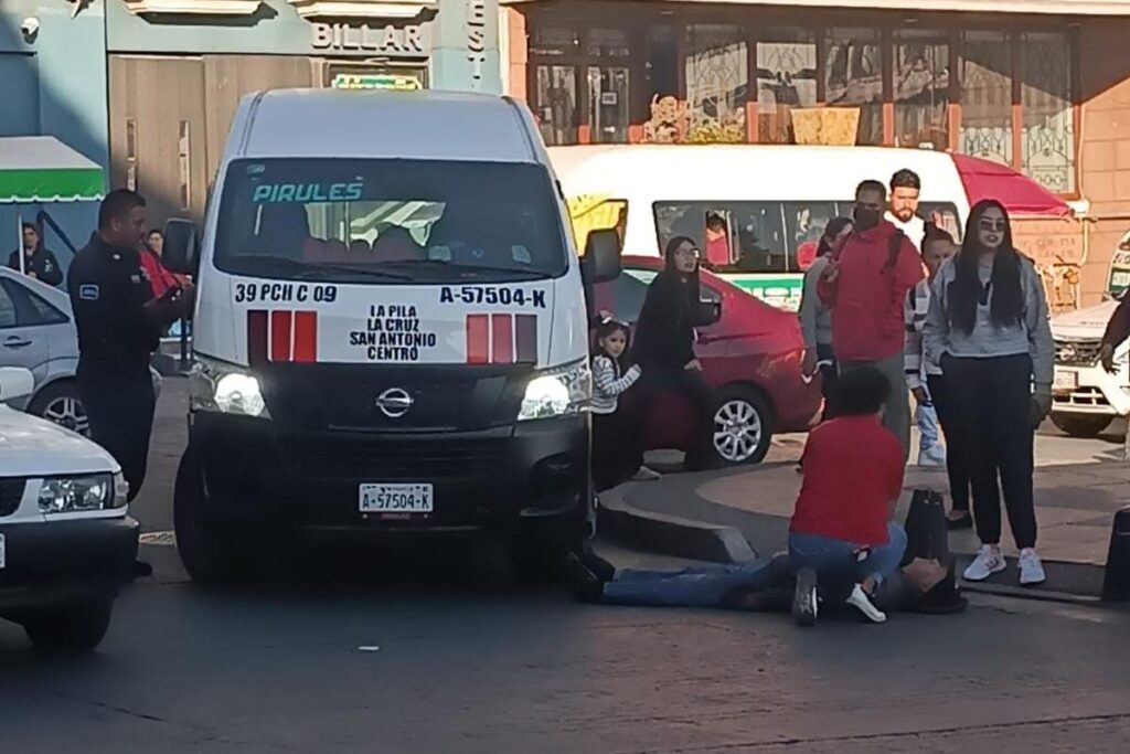 En Pachuca, adulto mayor fue arrollado por una combi en pleno centro de la ciudad