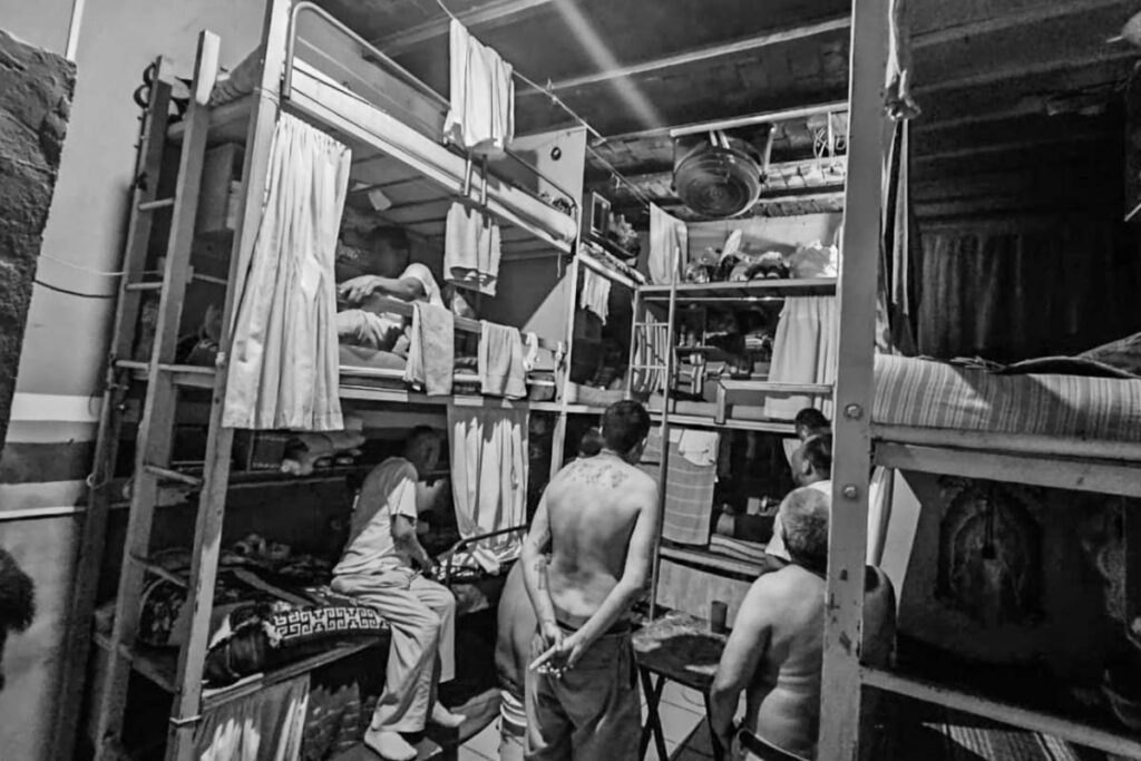En las cárceles no existen celdas individuales, separación mínima entre hombres y mujeres y presentan hacinamiento | Foto: CDHEH