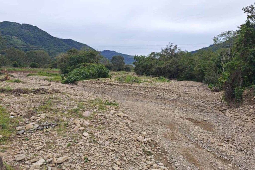 En los meses sequía, el agua del  río Xochiatipan puede desaparecer casi por completo bajo las piedras