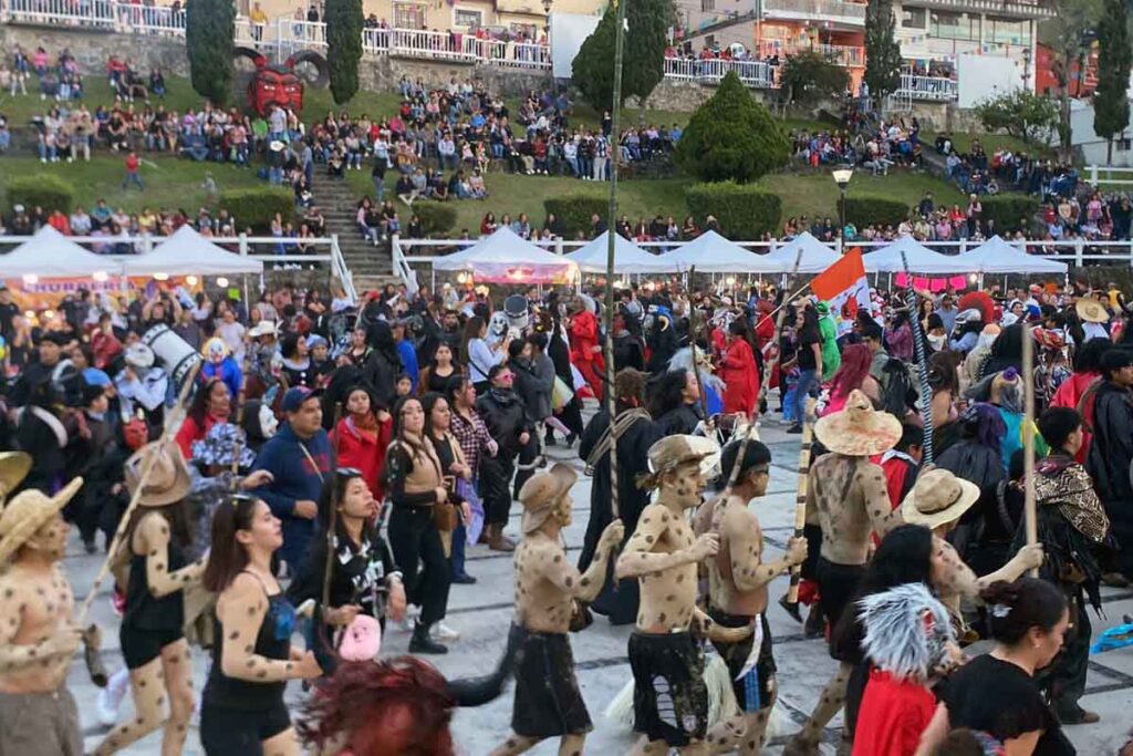 Entre música y entusiasmo, las comparsas se concentraron en la plaza Felipe Ángeles