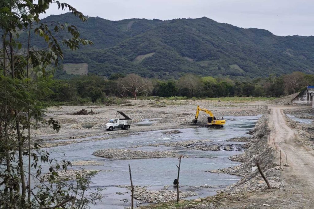 Tras las acciones de Profepa para impedir la extracción en un punto del cauce, las empresas simplemente se desplazaron río arriba para continuar con el saqueo