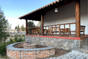 La Altiplanicie Pulquera y el Valle del Mezquital ofrecen escenarios magueyeros y experiencias ligadas a la tradición hidalguense.