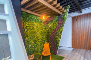 MG Interiores incorpora soluciones para exteriores como pérgolas, roof gardens, pasto sintético y follaje artificial.