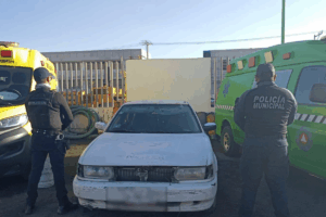 Un automóvil Nissan Tsuru fue localizado en el bulevar Colosio, a la altura de San Lunes.