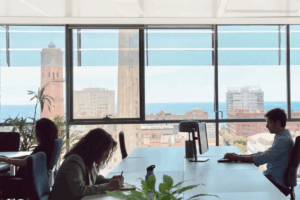 Los trabajadores con salario fijo mensual serían los menos impactados por la jornada de 40 horas, ya que la iniciativa busca intercambiar horas de trabajo por tiempo libre