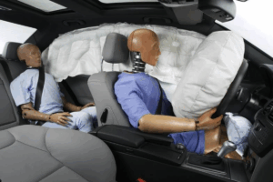 En el caso del Volkswagen Tiguan 2019, la autoridad advirtió un riesgo adicional, ya que la bolsa de aire de la cabeza podría liberar fragmentos metálicos en un impacto