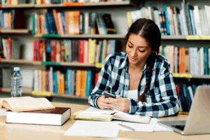El financiamiento educativo contempla movilidad nacional e internacional, una opción clave para estudiantes que buscan ampliar su formación académica y profesional.