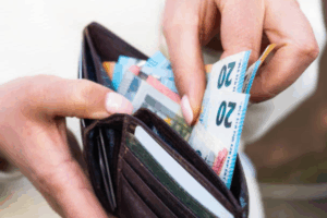 La afectada señaló que el dinero sustraído se encontraba en una caja dentro de su vivienda en Huejutla, Hidalgo, y que la trabajadora se retiró sin previo aviso.