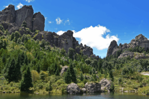 Mineral del Chico es una región con amplia actividad turística y senderos naturales, por lo que se recomienda tomar precauciones para evitar extravíos en áreas boscosas.