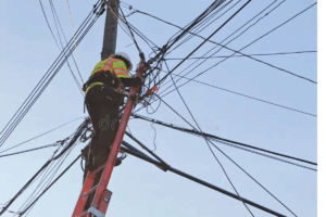 Al llegar al sitio del accidente, los bomberos localizaron el cuerpo sin vida de un trabajador de telecomunicaciones, identificado como Norberto “N”, quien presuntamente tocó de manera accidental cableado eléctrico de alta tensión.