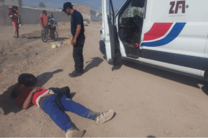 La policía municipal de Tizayuca atendió el reporte de una persona herida por arma de fuego en un camino que conduce al fraccionamiento Casas Ara, donde fue localizada la víctima.