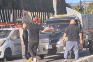 Una riña entre conductores en la avenida Juárez de Pachuca se registró la tarde de este jueves, luego de que una discusión vial escalara hasta un enfrentamiento físico frente a otros automovilistas.