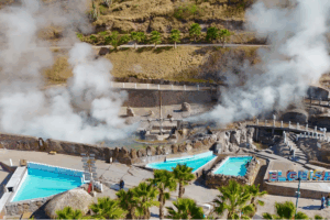 La baja en la presión del agua y vapor en El Geiser encendió alertas internas, por lo que el complejo turístico de Tecozautla, Hidalgo, decidió detener operaciones mientras se evalúan las condiciones del fenómeno natural.