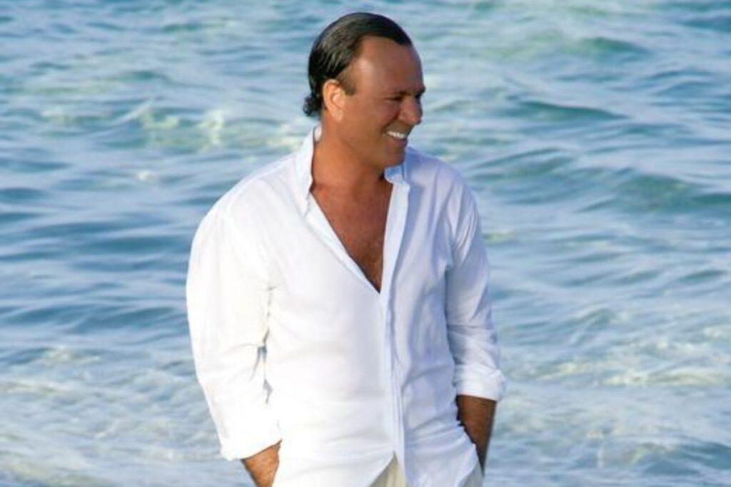 Se salva Julio Iglesias... por el momento; fiscalía de España archiva denuncia por abuso sexual