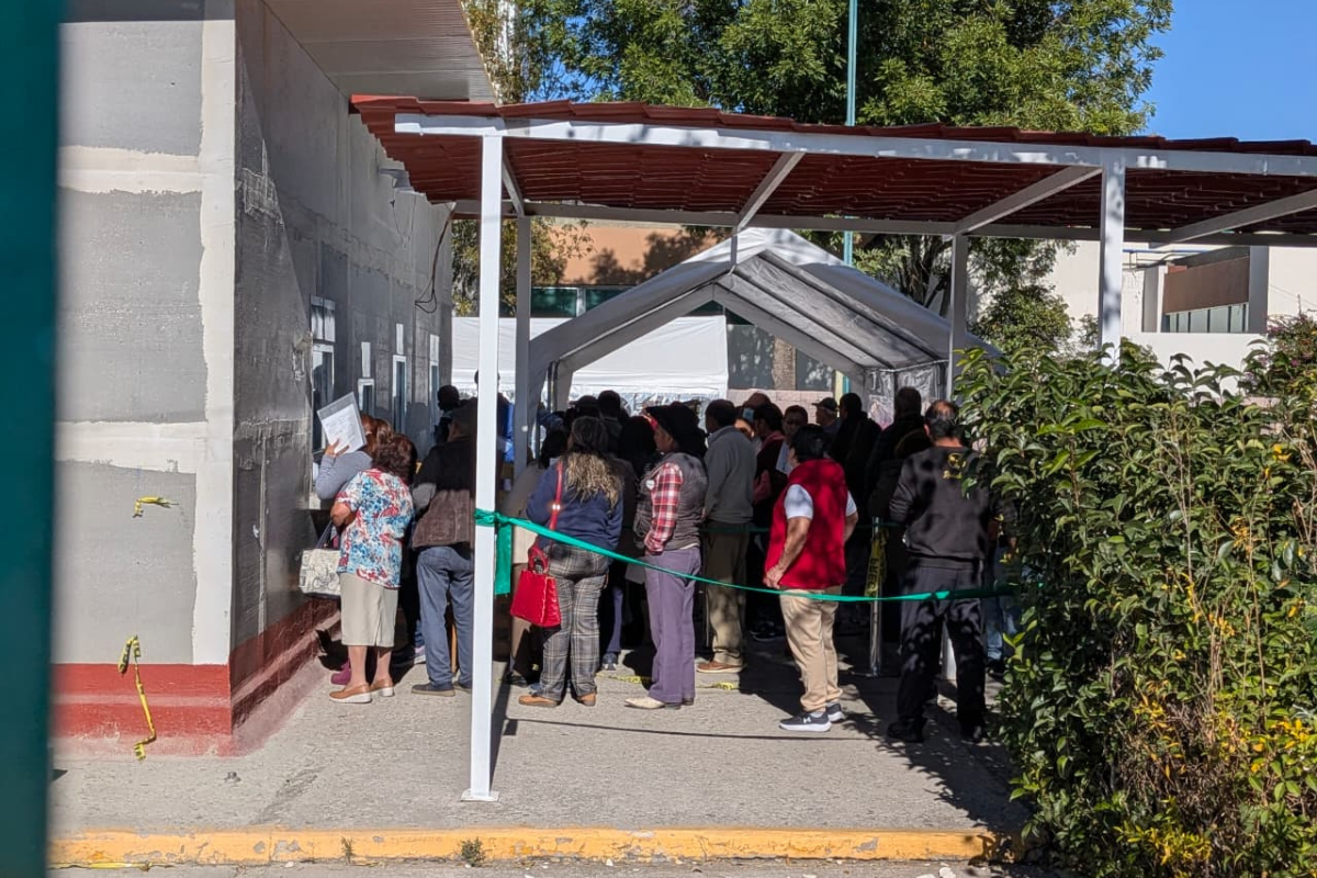 Derechohabientes del IMSS tuvieron que esperar hasta 50 minutos | Foto: Saúl Hernández