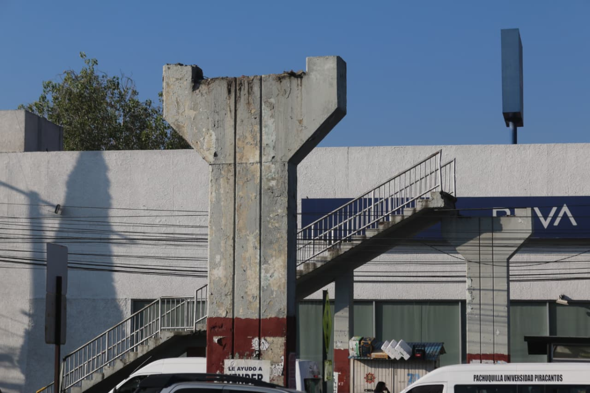 El puente peatonal de avenida Madero fue retirado por daños estructurales | Foto: Juan Martínez