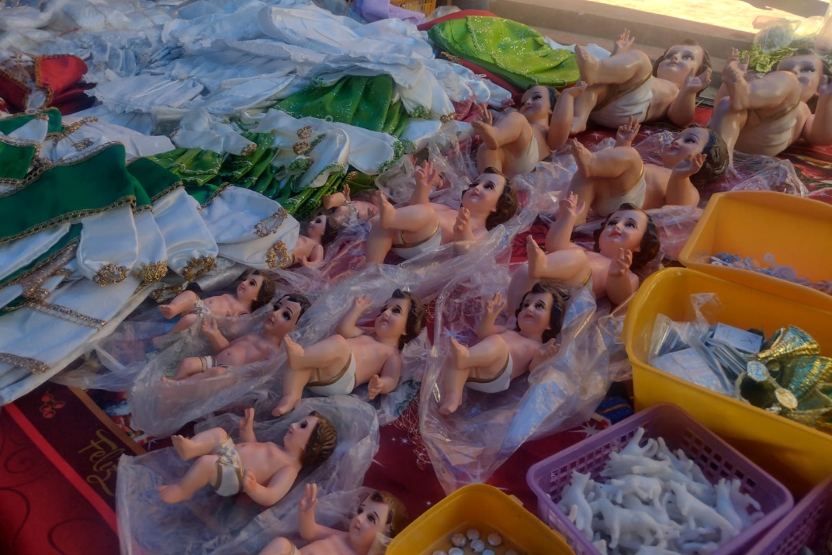 Entre la mercancía que ofrece Sofía se encuentran Niños Dios y ropa para vestir la imagen | Foto: Martha Sáenz